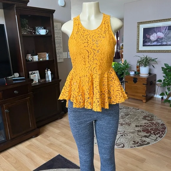 Haute Monde gold sleeveless crochet type blouse-size M - Picture 5 of 10